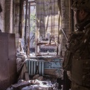 Ein ukrainischer Soldat steht während schwerer Kämpfe an der Front in Sjewjerodonezk in der Region Luhansk in einer zerstörten Wohnung