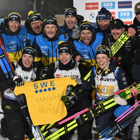 Das schwedische Mixed-Team freut sich mit dem Team über Bronze bei der Biathlon-WM