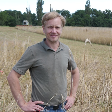 Landwirt Robert Künne steht auf einem Feld) 