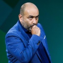 Porträt von Omid Nouripour, Bundesvorsitzender von Bündnis 90/Die Grünen, aufgenommen beim Bundesparteitag von Bündnis 90/ Die Grünen bei der 48. Ordentlichen Bundesdelegiertenkonferenz 2022 in Bonn. Ein mittelalter Mann mit Glatze und Bart in blauem Anzug hält nachdenklich die Hand ans Kinn.