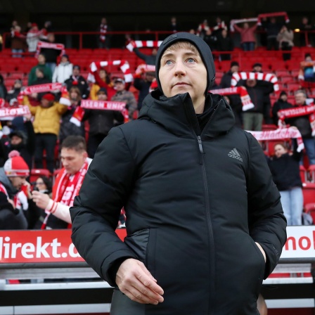 1. FC Union Trainerin Alilien Poese vor den Zuschauerrängen im Stadion an der Alten Försterei (Bild: picture alliance / contrastphoto | O.Behrendt)