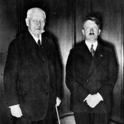 Generalfeldmarschall und Reichspräsident Paul von Hindenburg und Adolf Hitler nach dessen Ernennung zum Reichskanzler am 30. Januar 1933.