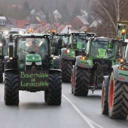 Bauern in ihren Traktoren: Landwirte machen mit einer Aktionswoche auf ihre Lage aufmerksam (Symbolbild) | Bild: dpa-Bildfunk/Bodo Schackow