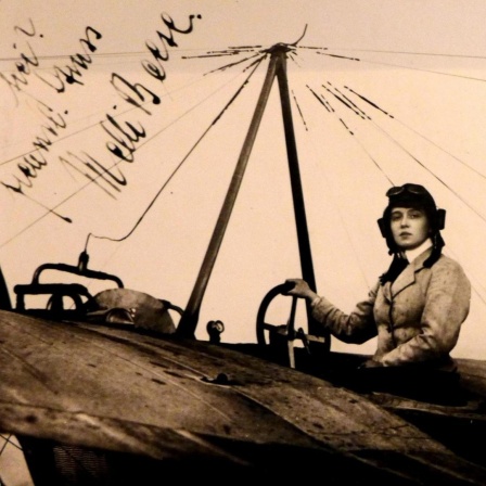 Signierte Postkarte mit einem Foto von von Melli Beese (1886-1925) in einem Flugzeug sitzend mit dem Hinweis "Frl. Beese auf Rumpler-Taube"