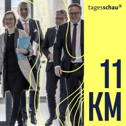 Katja Wolf (Fraktionsvorsitzende BSW), Steffen Schütz (Stellvertretender Fraktionsvorsitzender BSW), Georg Maier (SPD, geschäftsführender Inneminister), Mario Voigt (Fraktionsvorsitzender CDU) auf dem Weg zum Presseraum, 22.11.2024, Erfurt.