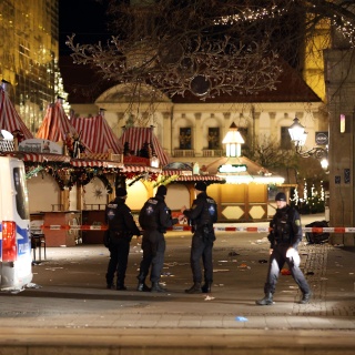 Einsatzfahrzeuge der Polizei stehen vor dem Weihnachtsmarkt in Magdeburg. 