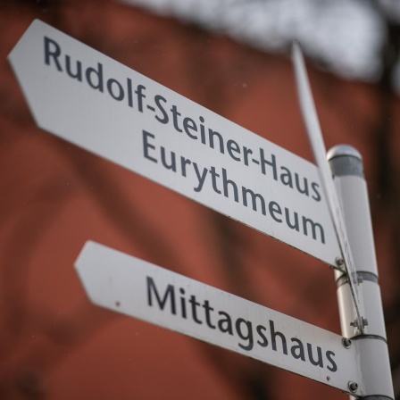 Ein Schild weist in einer Freien Waldorfschule den Weg zum Rudolf-Steiner-Haus und zum Eurythmeum