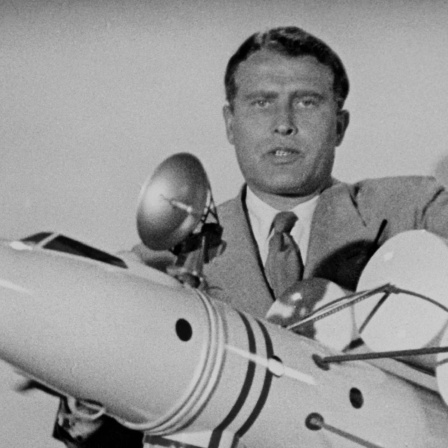 Der US-amerikanische Raketenkonstrukteur deutscher Herkunft Wernher Freiherr von Braun erklärt auf dem undatierten Archivbild anhand eines Modells die Funktion von Raketen-Raumschiffen. Wernher von Braun, der führende Entwickler von Hitlers Wunderwaffe &#034;V2&#034;, gehörte in den USA zu den Schrittmachern des Mondflugprogramms.