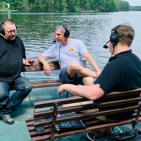 Uwe Kretschmar(links) vom Kreisanglerverband Dahme-Spreewald e.V. mit den beiden Angebissen-Jungs Frieder Rößle und Eric Mickan(ganz rechts)(Quelle: rbb)