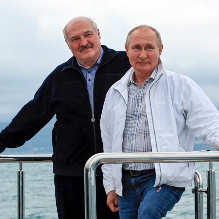 Wladimir Putin (rechts), Präsident von Russland, und Alexander Lukaschenko, Präsident von Belarus, auf einem Boot während ihres Treffens in Sotschi am Schwarzen Meer. Russland will das autoritär geführte Belarus bis Ende Juni 2021 mit einem Kredit in