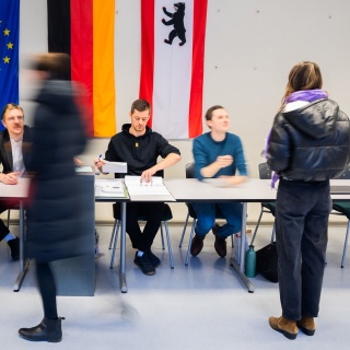 Wahlberechtigte geben in einem Wahllokal in Berlin-Mitte ihr Stimme bei der Teilwiederholung der Bundestagswahl ab.