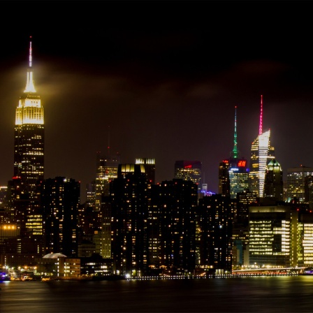 Die New Yorker Skyline bei Nacht von Brooklyn aus gesehen.