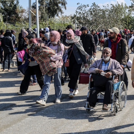 Palästinenser flüchten mit einigen ihrer Habseligkeiten durch den westlichen Ausgang der Stadt in den Süden des Gazastreifens.