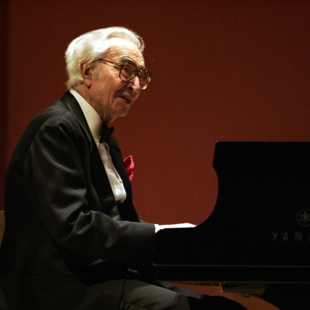 Dave Brubeck sitzt 2005 bei einem Konzert am Flügel. (Archivbild)