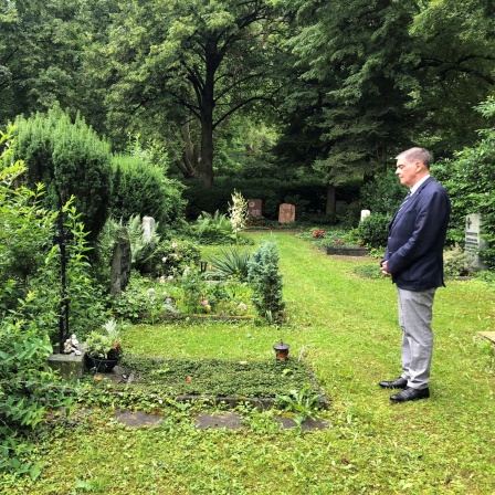 Romani Rose (75) am Grab seiner Mutter Maria Hübner in Heidelberg im Juli 2021.