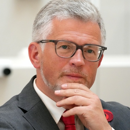 Andrij Melnyk, Botschafter der Ukraine in Deutschland, verfolgt die Reden während einer Veranstaltung des Brandenburger Landtages zum Gedenken an das Kriegsende vor 77 Jahren.