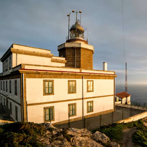 Leuchtturm auf der galicischen Halbinsel Finisterre (Imago / Westend61)