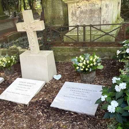 Drei Gräber und ein Kreuz auf dem Highgate Cemetery (Friedhof) in London - das ganz rechts ist das des Sängers George Michael (Georgios Kyriacos Panayotuou, geb. 1963, verstorben am 25. Dezember 2016)