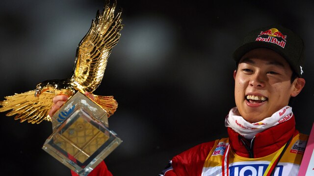 Ryoyu Kobayashi bejubelt seinen Gesamtsieg bei der Vierschanzentournee