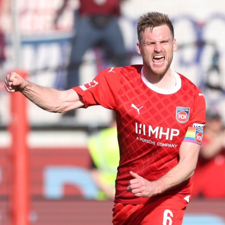 Heidenheims Kapitän Patrick Mainka jubelt nach dem Sieg über den FC Bayern