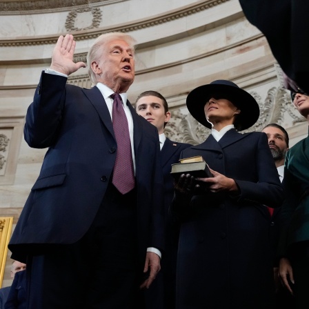 Donald Trump wird von Chief Justice John Roberts als 47. Präsident der Vereinigten Staaten vereidigt, während Melania Trump die Bibel während der 60. Amtseinführung des Präsidenten in der Rotunde des US-Kapitols in Washington hält