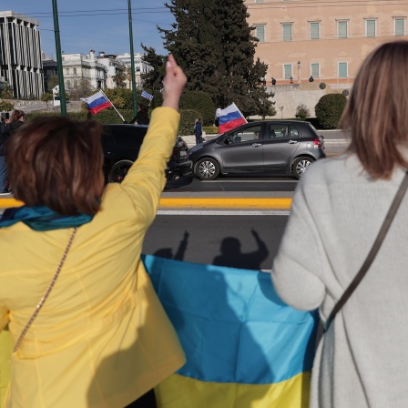 Anti Kriegs-Demonstration von Ukrainern und Autokorso von Russen vor dem griechischen Parlament, Athen 03.04.2022; © picture alliance/Vasilis Rebapis/Eurokinissi