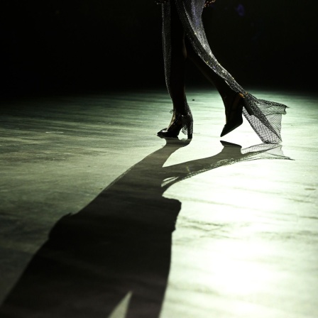 Ein Model geht über den Catwalk bei einer Fashion Week Show in der Verti Music Hall (Bild: picture alliance/dpa/Jens Kalaene)