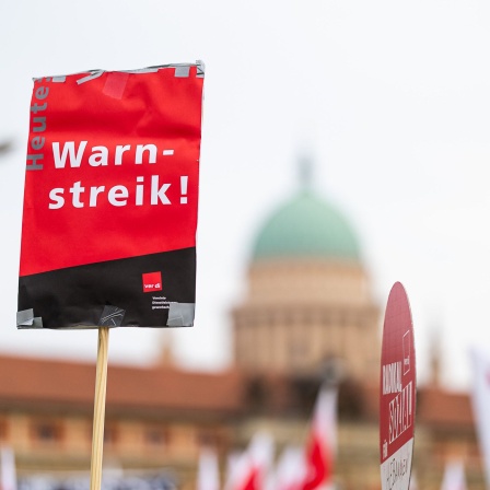 "Heute Warnstreik" steht auf einem Schild bei einer Demonstration in Postdam.