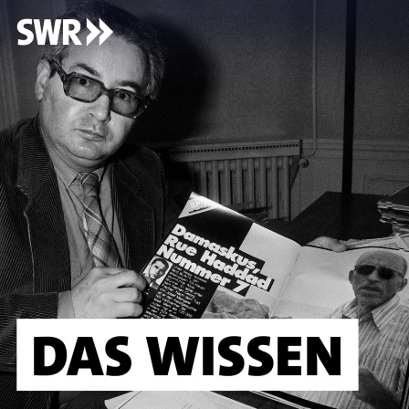 Der Rechtsanwalt, Historiker und Nazi-Jäger Serge Klarsfeld zeigt auf einer Pressekonferenz in Paris am 31. Oktober 1985 die Ausgabe der Zeitschrift &#034;Bunte&#034;, die eine Geschichte und Fotos über den Nazi-Kriegsverbrecher Alois Brunner in Syrien enthält. Klarsfeld sagte, der Artikel sei &#034;eindeutiger Beweis dafür, dass Brunner in Syrien ist.&#034; Klarsfeld, ein französischer Anwalt, macht Brunner für den Tod von mindestens 100.000 europäischen Juden im Zweiten Weltkrieg verantwortlich.