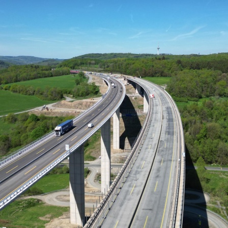 Auf der A45 wird eine Autobahnbrücke verschoben
