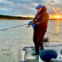 Mathias Fuhrmann - Gründer vom Team Boddenangeln - im Winter auf dem Barther Bodden(Bild: rbb/F.Rößler)