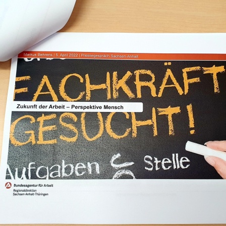 Hefter mit der Aufschrift "Fachkräftemangel"