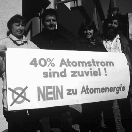 Mitglieder der Bürgerinitiative &#034;Netzkauf&#034; des Schwarzwaldstädtchens Schönau im März 1996 mit einem Transparent vor dem Büro und dem Logo der von ihr ins Leben gerufenen Elektrizitätswerke Schönau (EWS)
