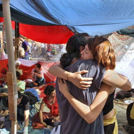 Ein junges Paar umamrt sich während des Protest-Camps auf der Puerta del Sol im Mai 2011.