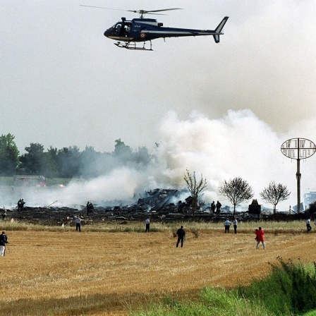 Am 25.7.2010 löschen Feuerwehrmänner das Feuer nach dem Absturz der Concorde in Paris (Archivbild)