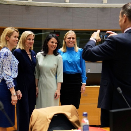 Der polnische Außenminister Radoslaw Sikorski macht ein Handyfoto mit der EU-Außenbeauftragten Kaja Kallas, der österreichischen Außenministerin Beate Meinl-Reisinger, der deutschen Außenministerin Annalena Baerbock und der finnischen Außenministerin Elina Valtonen.