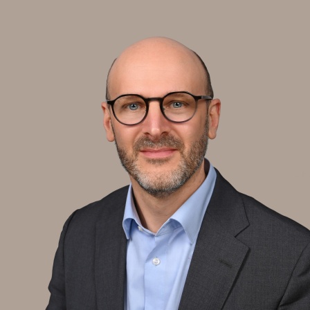 Prof. Marc Ringel, Direktor des Deutsch-Französischen Instituts (DFI) Ludwigsburg, blickt in die Kamera. Sein Thema in SWR1 Leute: Frankreich scheint verunsichert: Demos aus Angst vor Extremisten und den Folgen des Rechtsrucks bei der Europawahl. Marc Ringel vom Deutsch-Französischen Institut Ludwigsburg analysiert in SWR1 Leute die politische Lage in Frankreich.