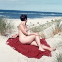 Frau am FKK-Strand in der DDR der 1960er-Jahre: Die Einstellung zur Nacktheit wandelt sich. War die Freikörperkultur in der DDR noch ein Massenphänomen, verliert sie seit Jahren an Bedeutung