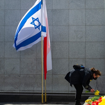 Am Denkmal für die Helden des Ghettos zu Ehren der Kämpfer des Aufstandes von 1943 gegen die deutschen Nazi-Truppen weht eine israelische Nationalflagge