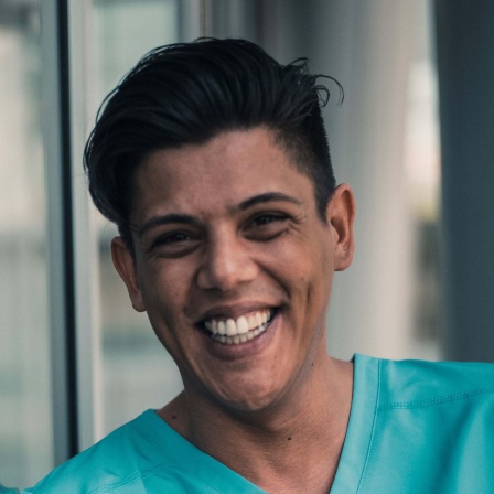 Jim Ayag lächelt in die Kamera. 