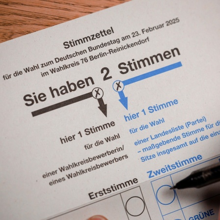 Ausfüllen eines Wahlzettels zur Bundestagswahl 2025