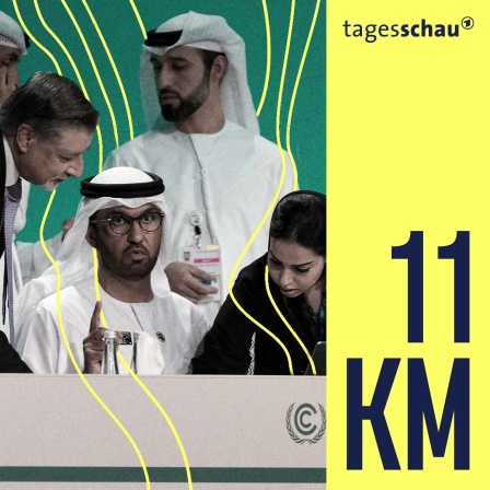 Der Präsident der COP28, Sultan al-Jaber (M), bereitet sich auf eine Plenarsitzung mit dem CEO der COP28, Adnan Amin (2.v.l), auf dem UN-Klimagipfel COP28 vor.