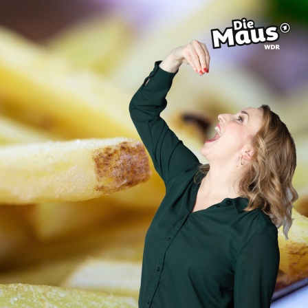 Auf dem Bild ist eine Frau zu sehen, die mit offenem Mund in die Höhe schaut, als ob sie etwas fangen oder essen möchte, während im unscharfen Hintergrund Pommes zu erkennen sind und das "Die Maus"-Logo in der oberen rechten Ecke platziert ist.