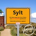 Satirische Bildmontage: Ein Ortsschild auf und von Sylt mit dem Hinweis, dass die Insel vom 1.6.-31.8. geschlossen hat.