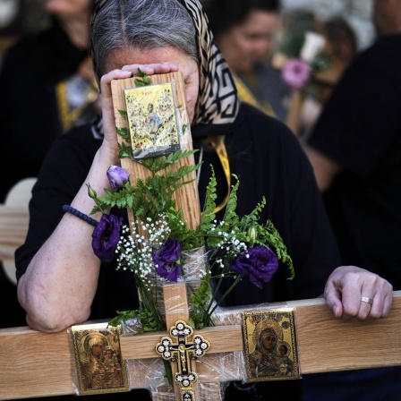Christliche Pilger halten Kreuze am Karfreitag während der Karfreitagsprozession durch die Altstadt von Jerusalem (Israel).