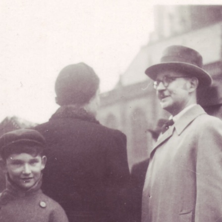 Historisches Foto: Erich Klibansky steht mit Kindern bei der Abfahrt eines Kindertransports vor dem Kölner Dom