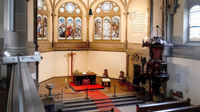 Blick von der Seitenempore auf den Chorraum, Christuskirche in Heidelberg.