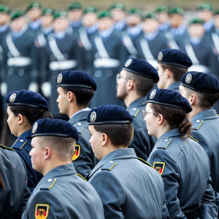 Rekruten stehen beim feierlichen Gelöbnis zum 69. Gründungstag der Bundeswehr. 