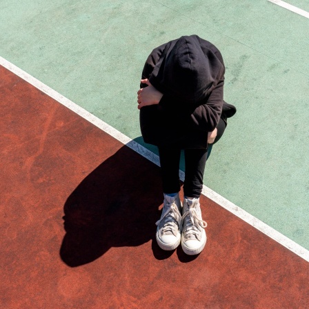Deprimiertes und hoffnungsloses Teenager-Mädchen, das allein sitzt