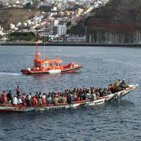 Ein Boot mit afrikanischen Flüchtlingen erreicht La Gomera, 10.08.2006; © picture-alliance/efe/Carlos Fernandez